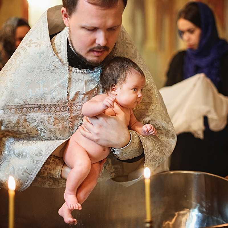 Кому нельзя быть крестными родителями – почему женщины не крестят первую девочку