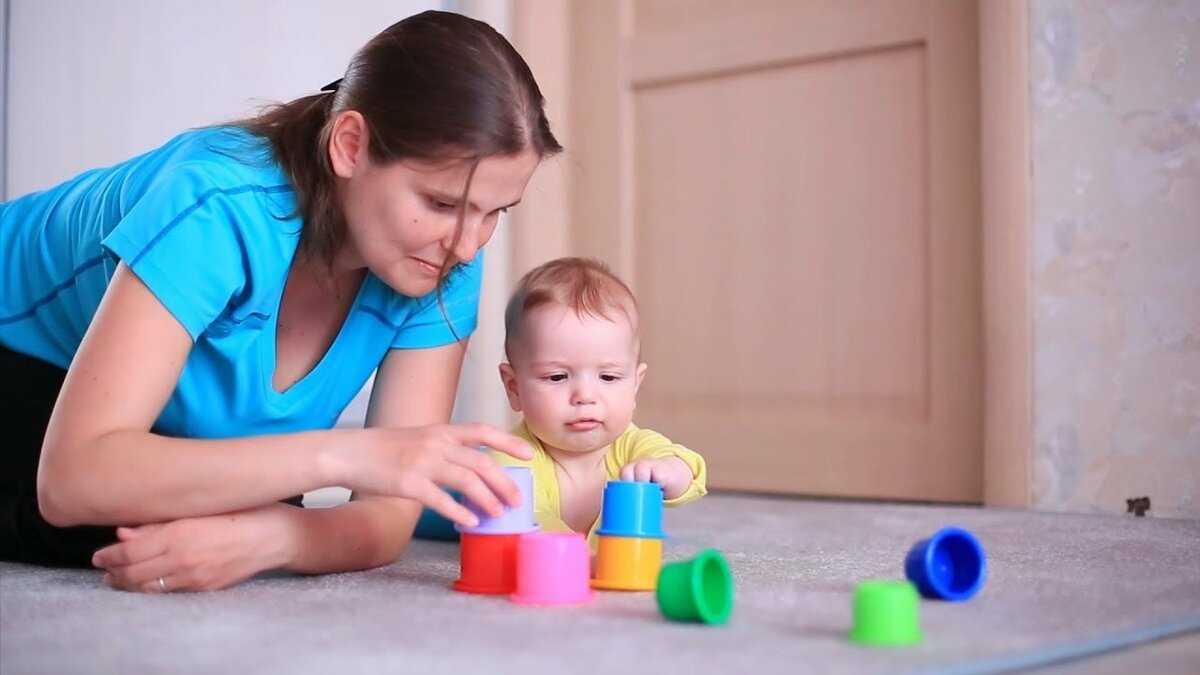 Развитие ребенка в 1 месяц: развивающие игры и упражнения.