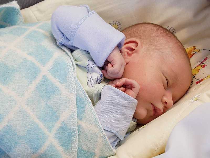 В каком положении можно класть грудничка на. как должен спать новорождённый: особенности сна малыша на первых этапах жизни.