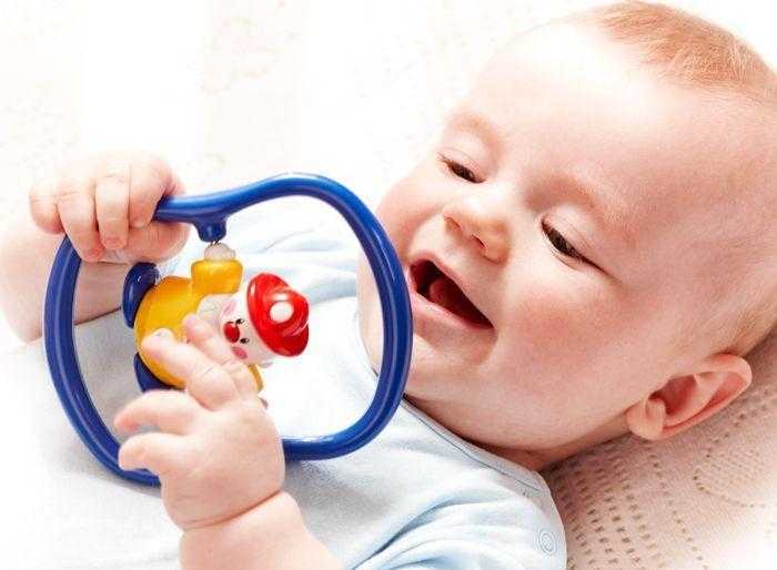 Во сколько месяцев ребенок играет с погремушками | мама супер!