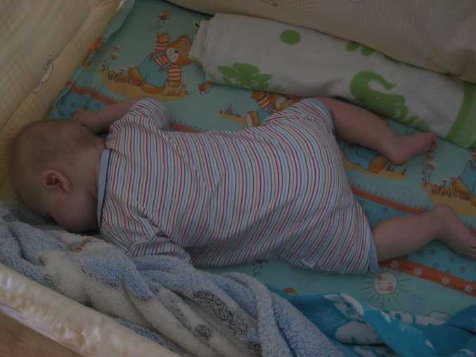 Ребенок спит на животе: можно ли детям спать на животе