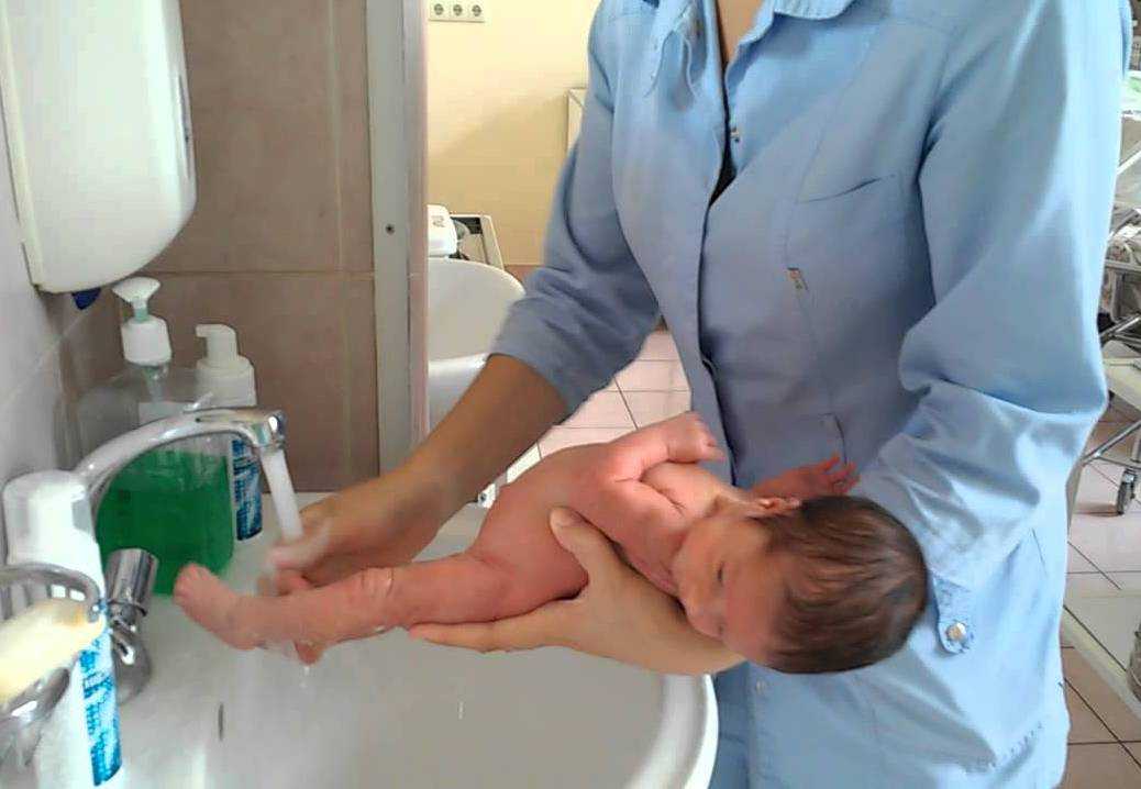 Уход за новорожденной девочкой предусматривает регулярные купания и интимную гигиену Они служат профилактикой опрелостей и воспалений, позволяют малышке расти здоровой