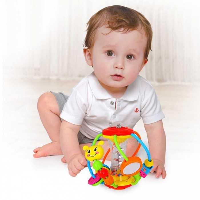 Первые игрушки для развития малыша от рождения до года