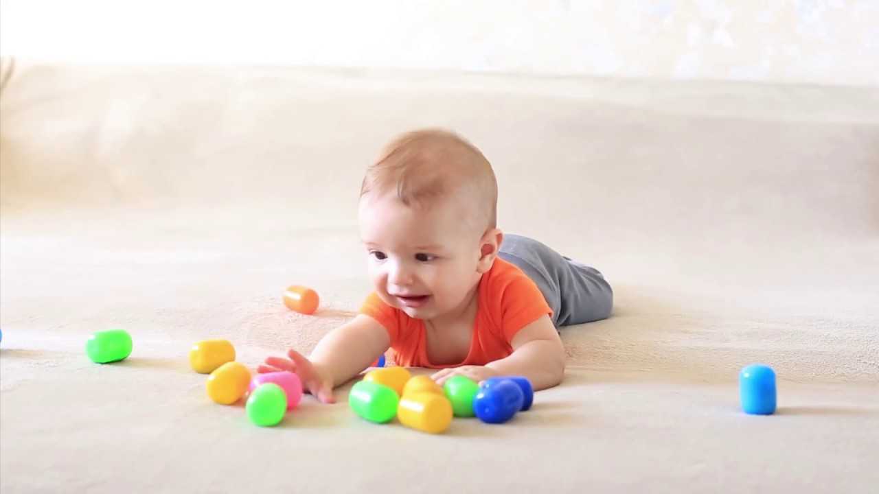 Игры с ребенком 7 месяцев: развивающие занятия для малышей дома