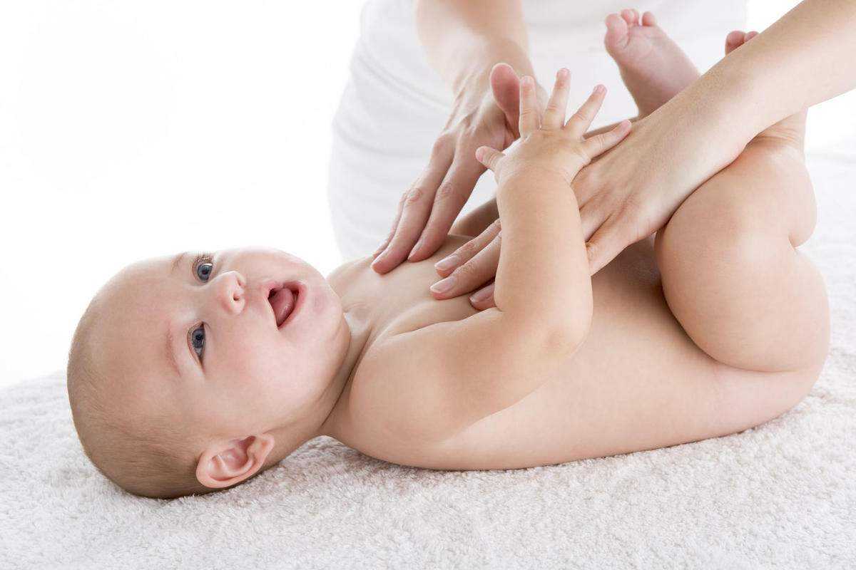 Делать массаж новорожденным можно самостоятельно. Для этого необходимо тщательно изучить технику выполнения всех упражнений и ознакомиться с видео инструкциями специалистов.