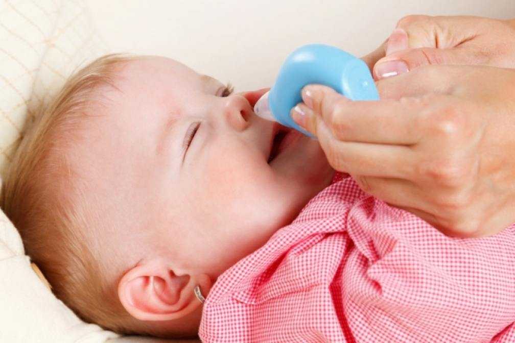 Как и чем чистить нос грудному ребенку