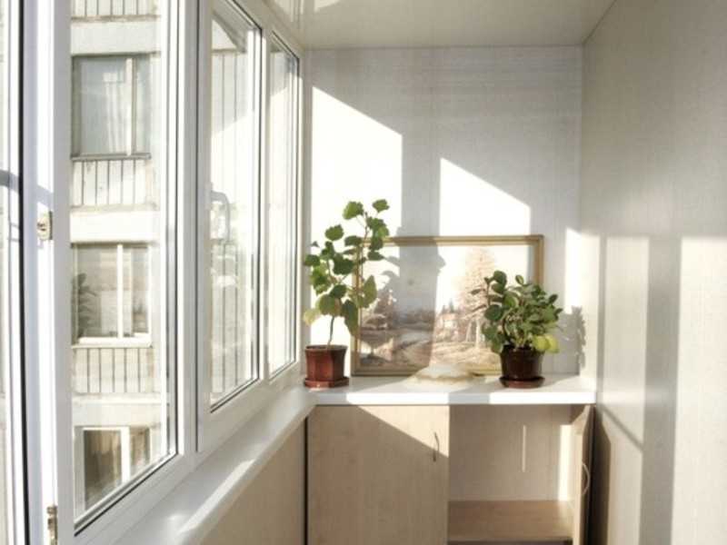 Кабинет на балконе: дизайн с компьютерным столом
 - 15 фото