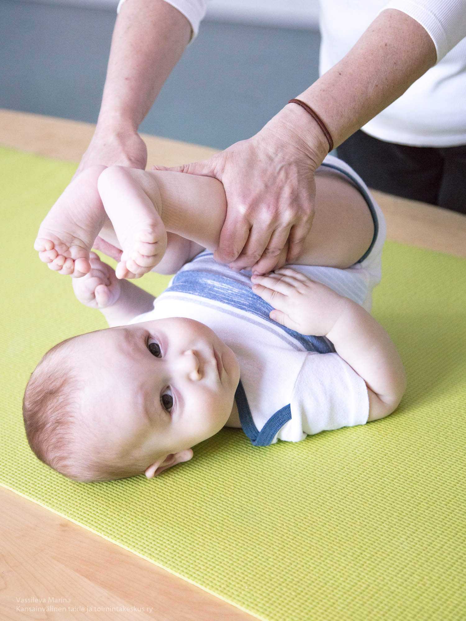 Детский массаж (47 фото): как делать массаж ребенку, польза общего и лечебного массажей, расслабляющая техника в домашних условиях, можно ли делать при температуре, тонкости массажа спины