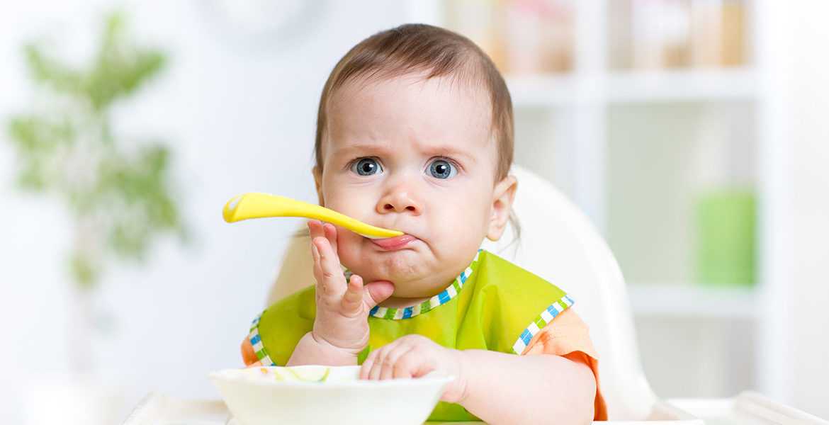 Доктор комаровский о том, как научить ребенка жевать, глотать и самостоятельно есть ложкой. как научить ребенка кушать ложкой самостоятельно?