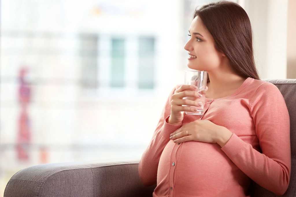 Какую воду лучше пить во время беременности и в каких количествах?