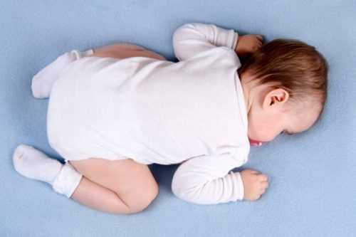 Если ребёнок спит кверху попой: опасность или норма такого поведения во время сна