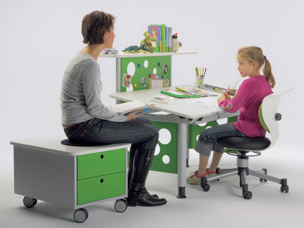 Высота стола для ребенка по росту таблица: нормативы высоты, другие параметры.