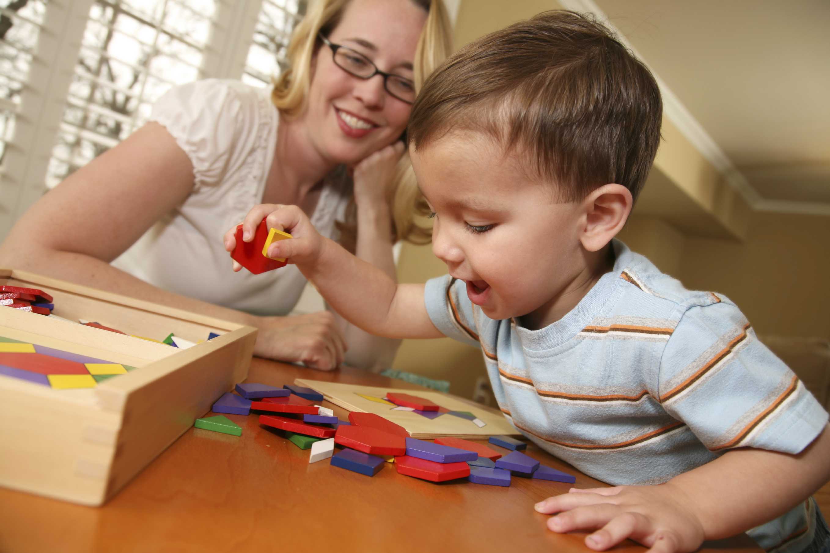 Как развивать ребенка в 2 месяца: занятия и игры с ребенком