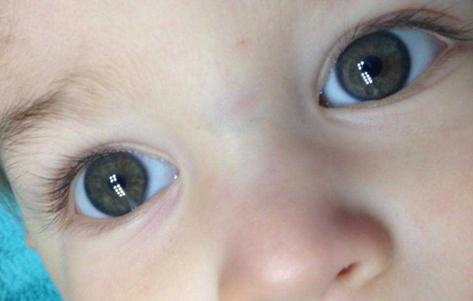 Цвет глаз у новорожденных: от чего зависит и когда меняется