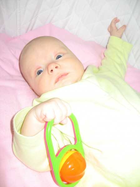 Когда новорожденный начинает реагировать на погремушку и играть, как сделать своими руками