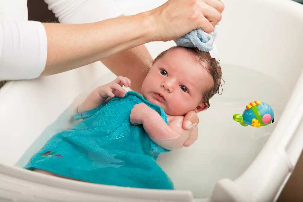 Как правильно купать новорожденного ребенка первый раз дома в ванночке