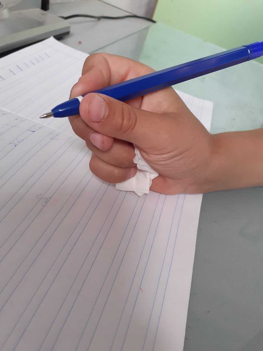 Научить ребенка правильно держать карандаш. Как правильнодержаьь руску. КПК правильно держать руску. Как правильно держать ручку. Какправиьно держать ручку.
