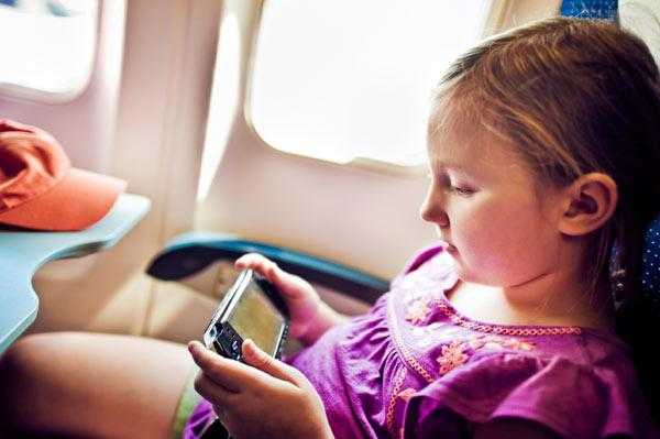 Как лететь в самолёте с грудным ребёнком С какого возраста детям разрешено летать Какие вещи нужно брать с собой на борт, а какие предоставит авиакомпания