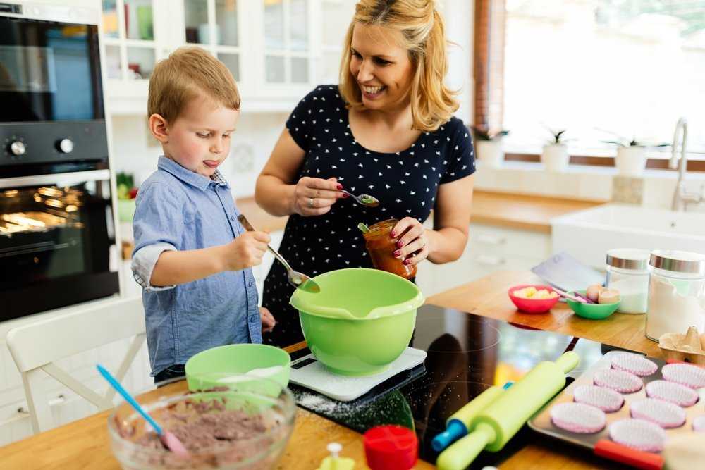 Как научить ребенка готовить еду — советы, с чего начать осваивать кулинарию