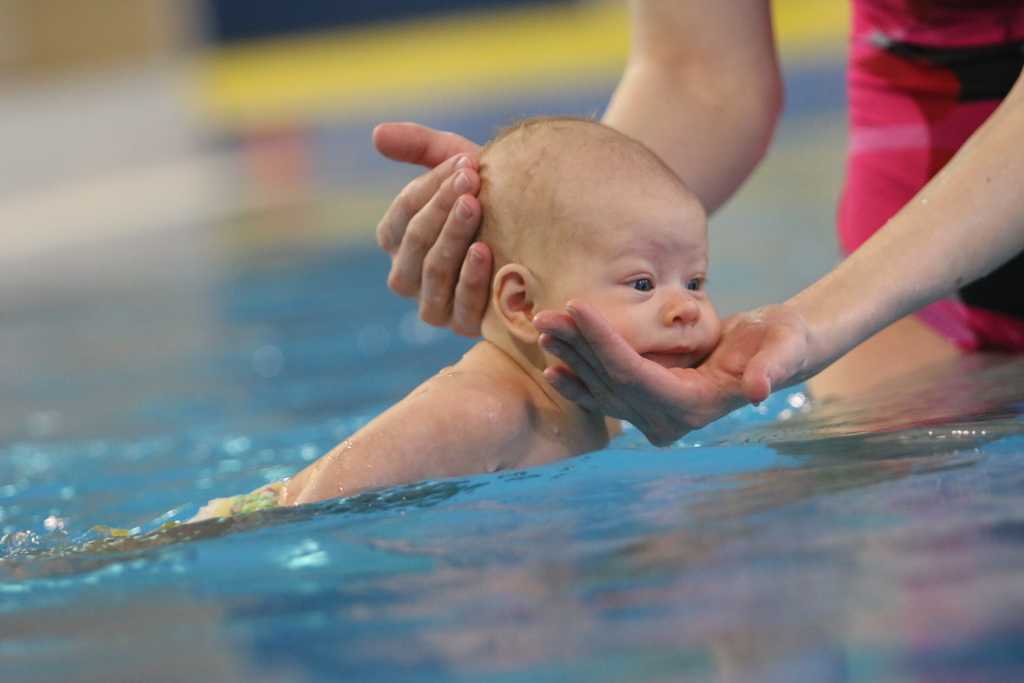 Как научиться плавать взрослому человеку самостоятельно в бассейне и на открытой воде - где, за сколько занятий и какими упражнениями?