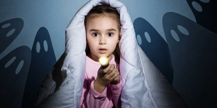 Почему ребенок боится темноты, и как ему помочь