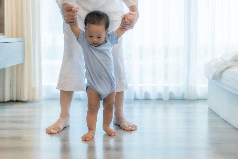 Когда и во сколько месяцев можно ставить ребенка на ножки