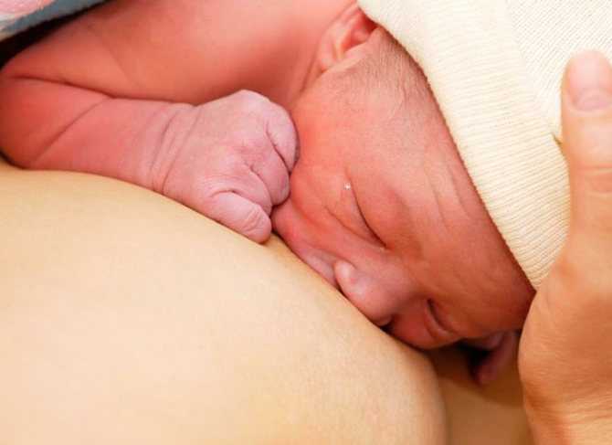 Ребенок кусает грудь: основные причины и как отучить