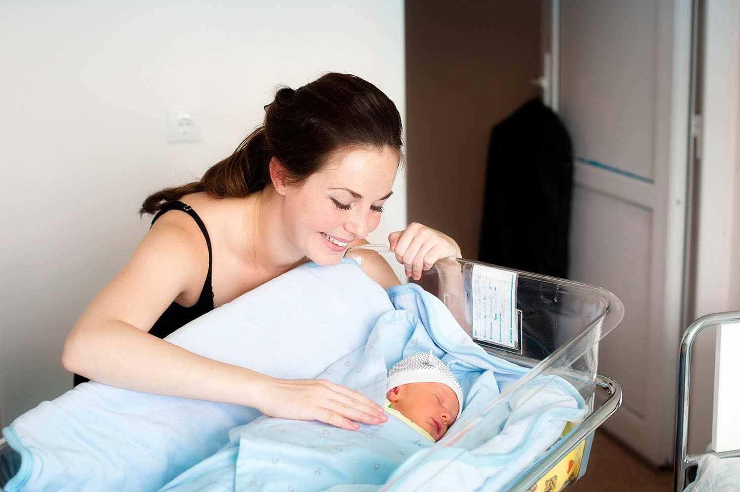 Как ухаживать за новорожденным в первый месяц жизни