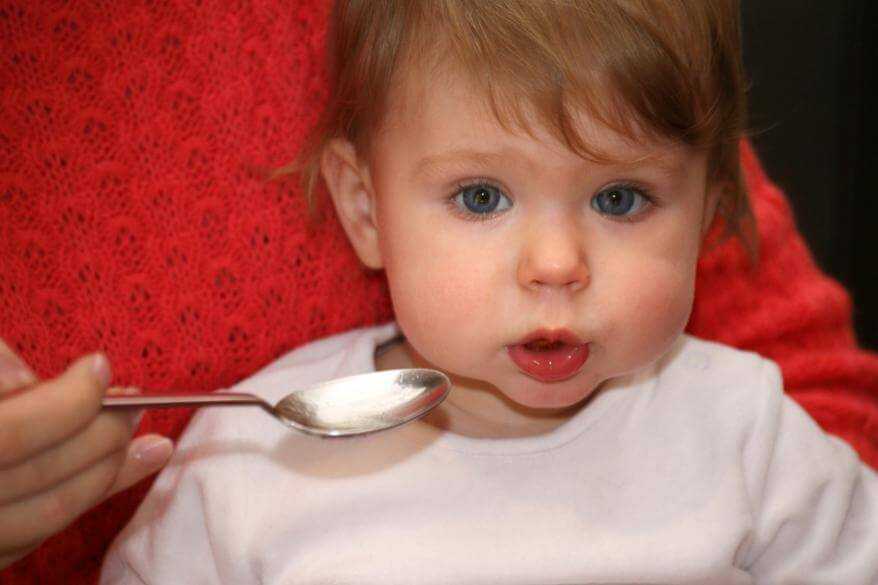 Как научить ребенка кушать самому ложкой в любом возрасте