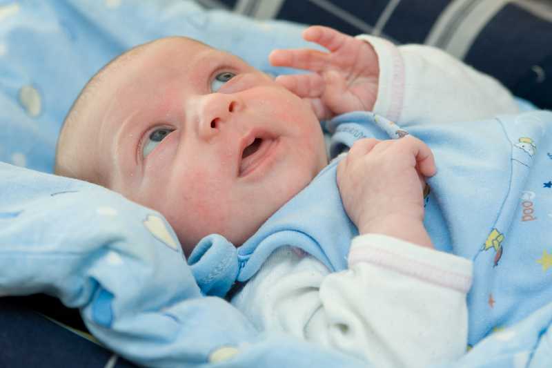 Когда новорожденные начинают слышать и видеть: развитие зрения и слуха