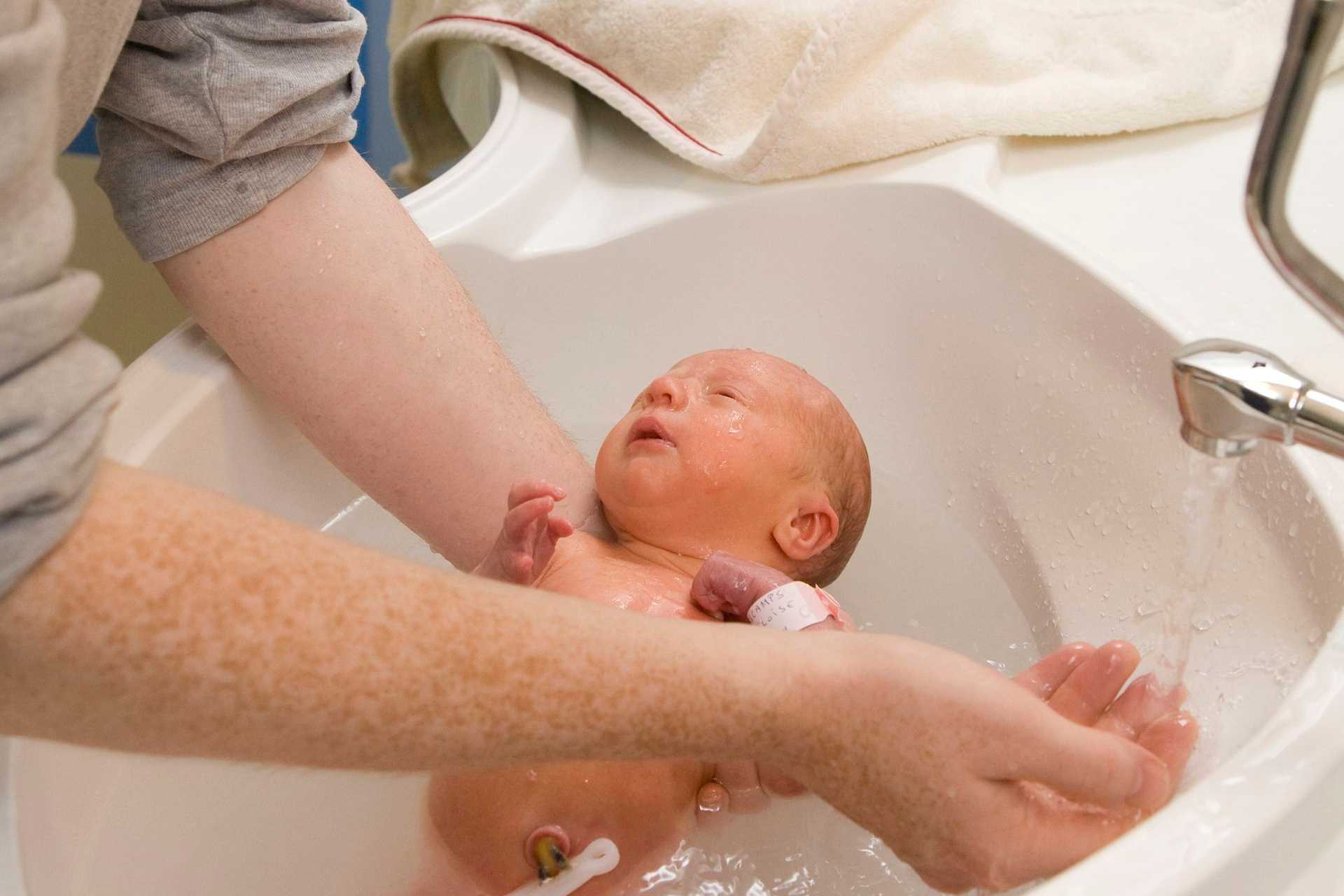 Как и чем подмывать новорожденную девочку
