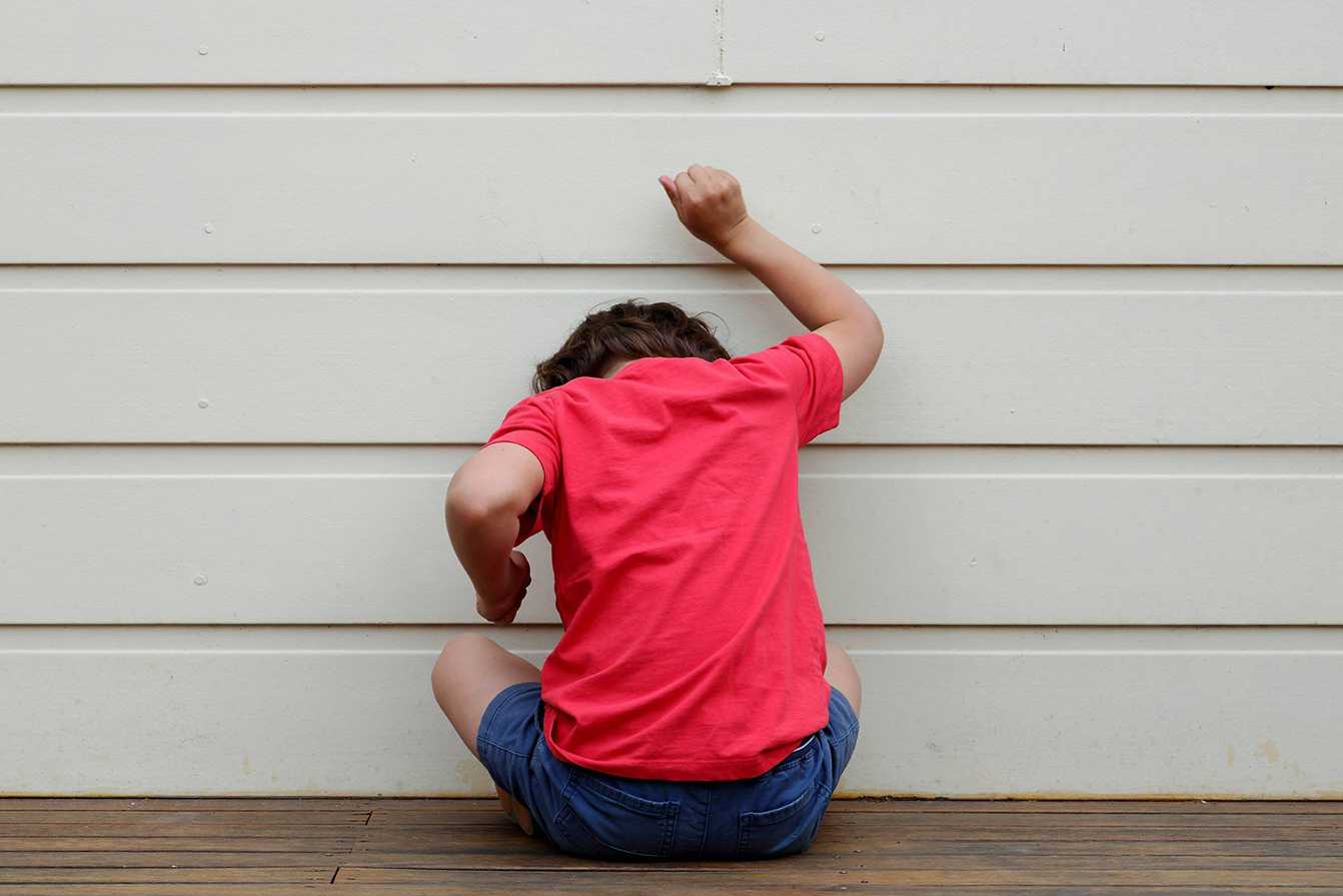 Почему ребенок бьет себя по голове: причины и методы исправить это