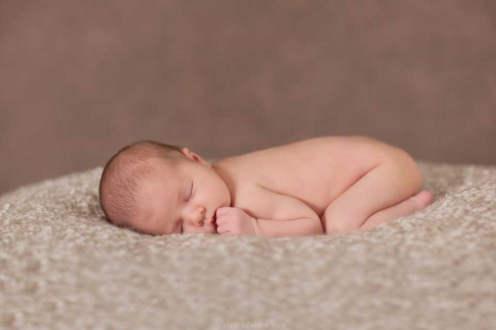 В какой позе должен спать новорожденный ребенок? сколько спит новорожденный ребенок до месяца