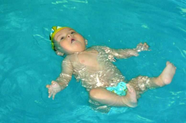 Грудничковое плавание: за и против, методики обучения в ванной и в бассейне.