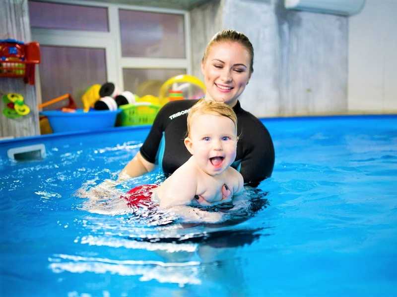 Узнайте, с какого возраста рекомендовано плавать детям, как выбрать бассейн и полезно ли плавание для грудничков, из нашей статьи
