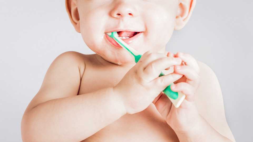 Как правильно ухаживать за молочными зубами малыша?
