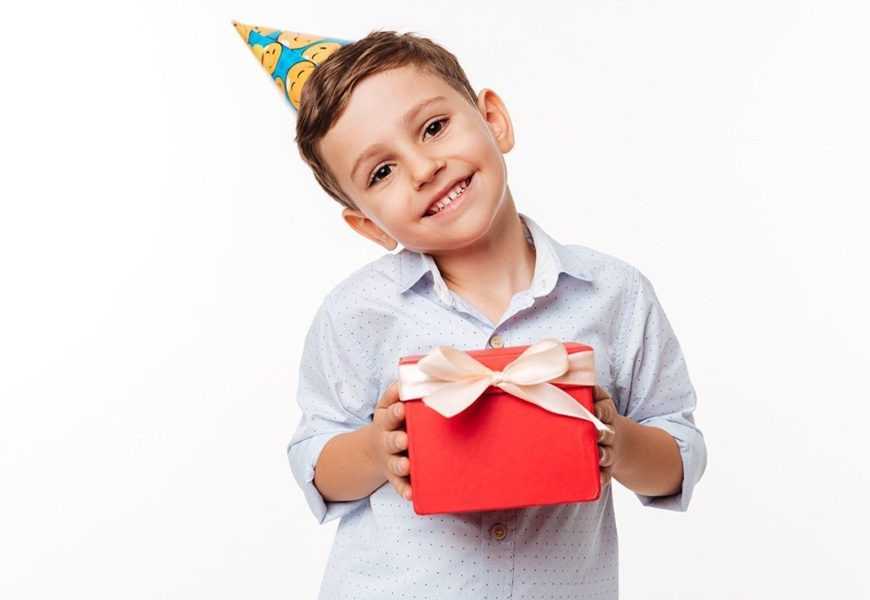Что подарить ребенку на 7 лет: выбор подарка детям на день рождения, какой телефон подарить семилетнему ребенку и какие развивающие игры