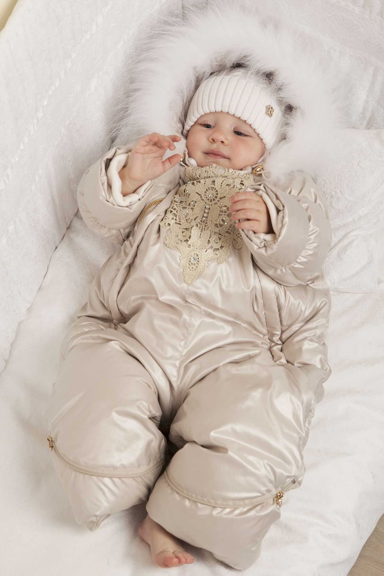 Выписка из роддома зимой: одеяло, конверт, комбинезон и другая одежда для новорожденного ребенка