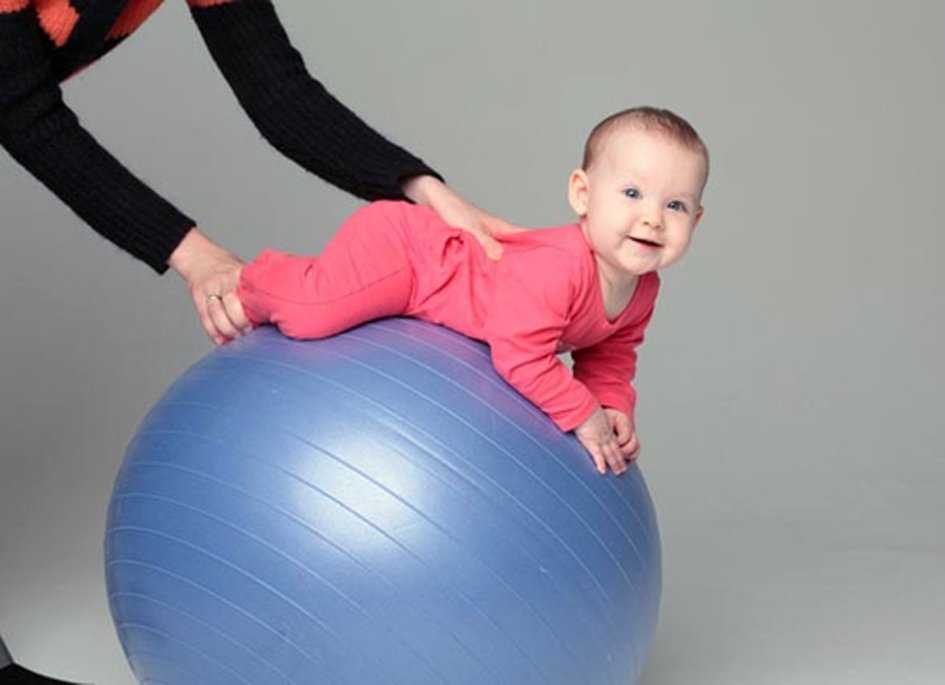 Упражнения на фитболе для грудничков: в возрасте от 1.5 месяца и старше, фото, видео