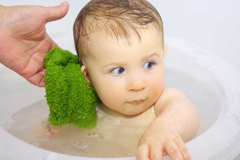 Стоит ли купать ребёнка при насморке и кашле