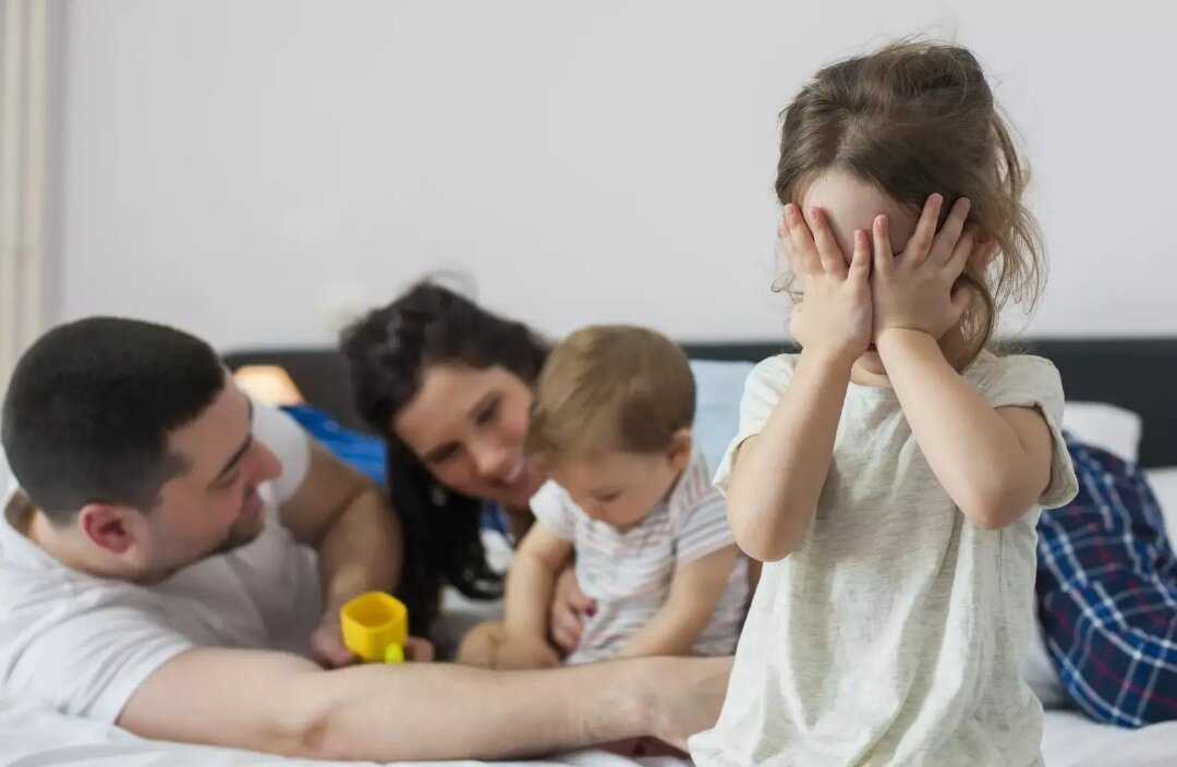 Советы психолога: ребенок ревнует маму к папе, ревность ребенка к младшему, старшего к новорожденному. что делать при ревности из-за мужчины мамы?