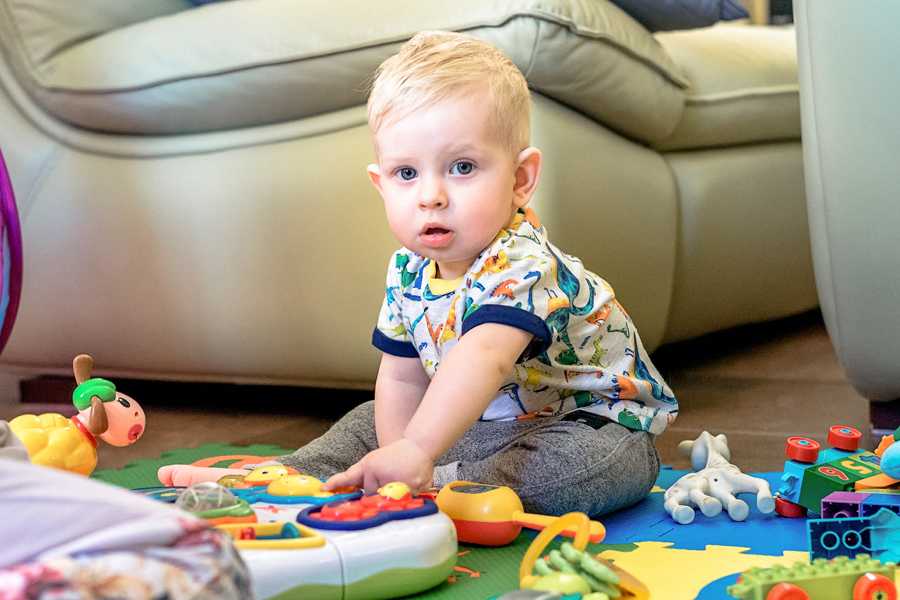 Как развивать ребенка в 6 месяцев: занятия и игры, чему учить малыша