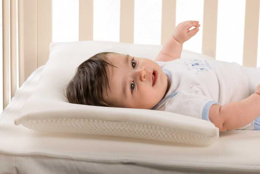 Когда ребенку можно спать на подушке. в каком возрасте нужно класть новорожденного на ортопедическую подушку