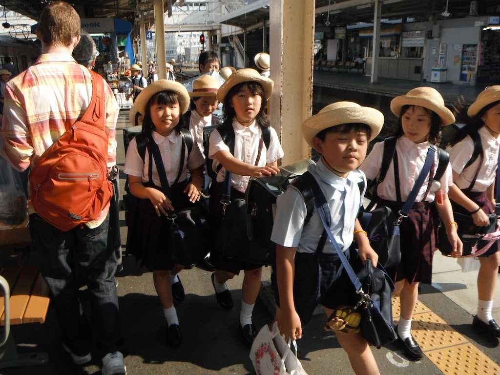 Воспитание детей в Японии основано на многовековых традициях Этапы которые проходят дети помогают стать успешными в коллективе Есть и минусы связанные с современными реалиями