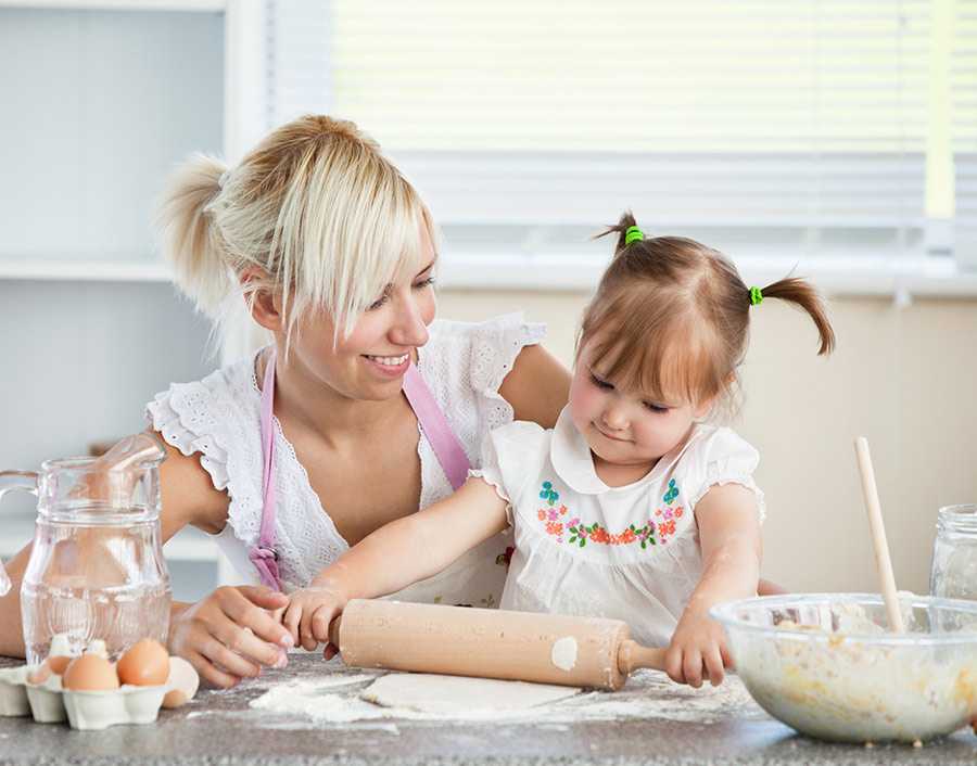 Как научить ребенка кушать самому ложкой в 1 год, а старше 3-х лет?