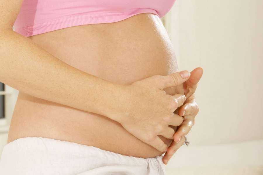 Первые шевеления и растущий животик: что происходит с малышом и мамой на 17-й неделе беременности
