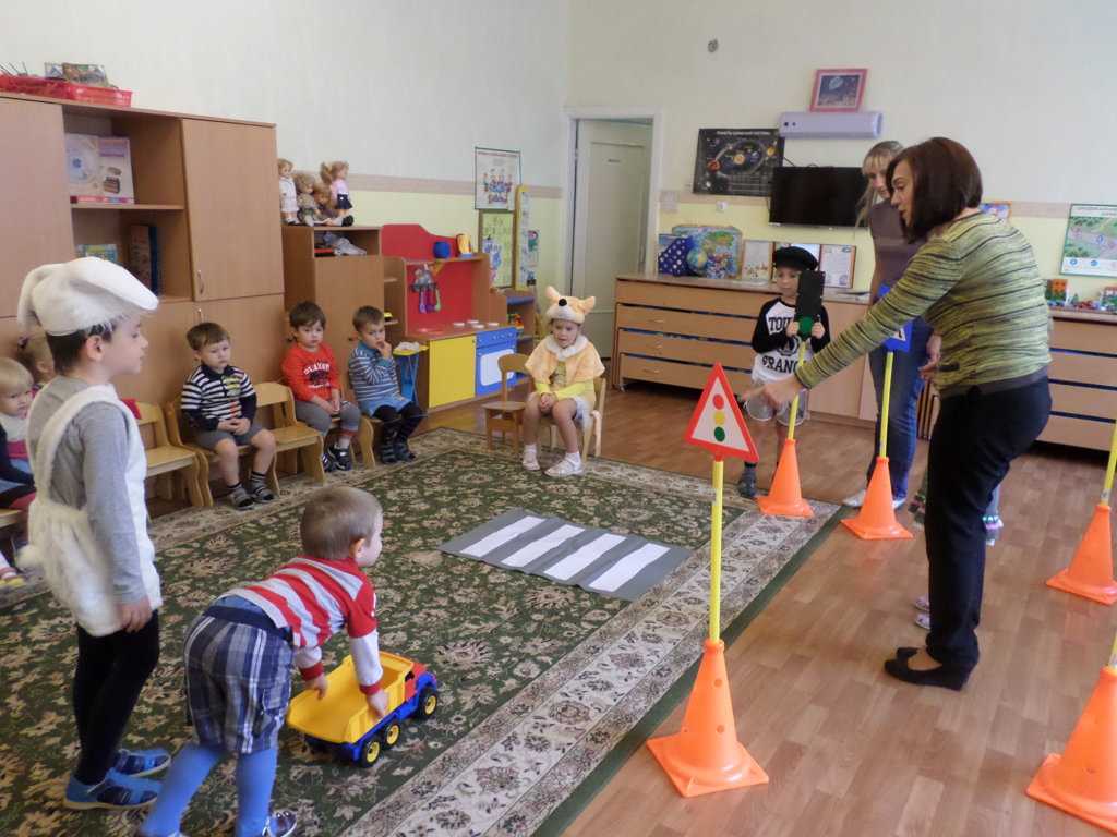 Развлечение по пдд для младшей группы «наш друг — светофор». воспитателям детских садов, школьным учителям и педагогам - маам.ру