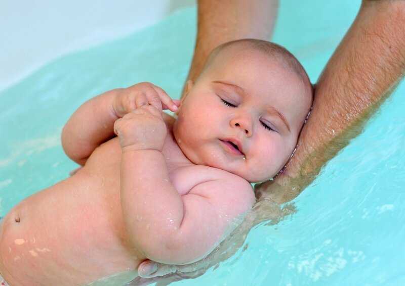 Можно ли купать ребенка при кашле без температуры комаровский