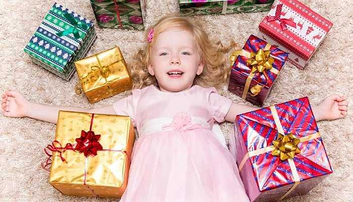 Подарок на 4 года для девочки: что выбрать и как преподнести Какие игрушки будут полезны в этом возрасте Стоит ли дарить наряды и аксессуары Насколько актуальны книги
