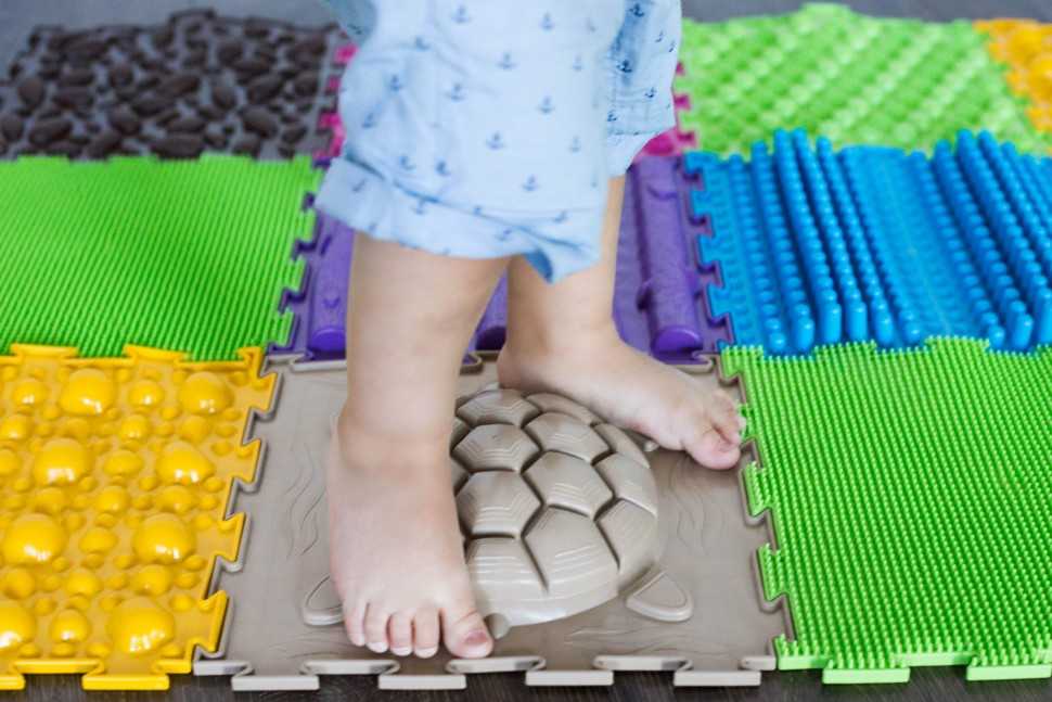 Ортопедический коврик-пазл для детей от плоскостопия: виды, как выбрать, изготовить своими руками